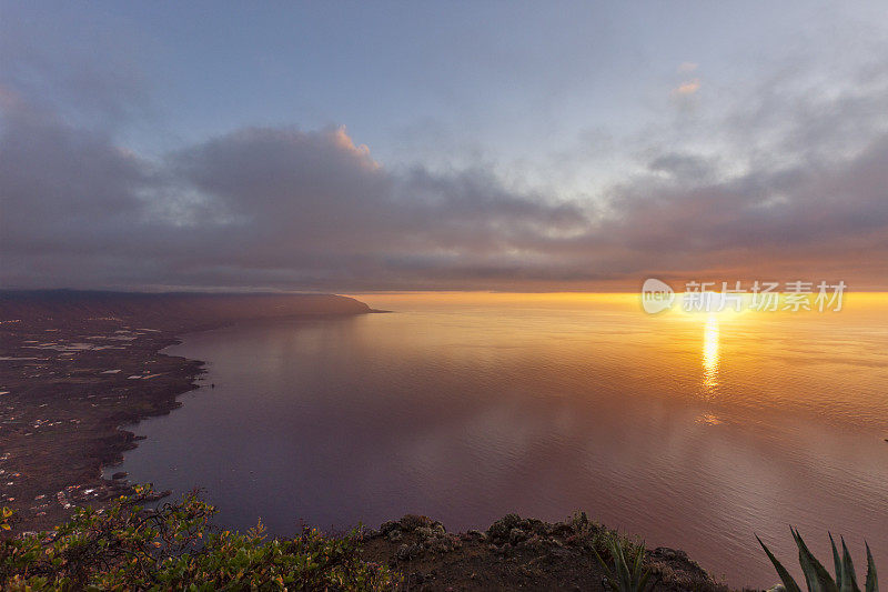 从El Hierro的Mirador de la pena看日落